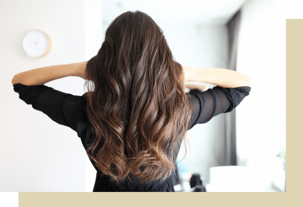 salon diana warszawa kobieta ciemnie wlosy tyl na brazowej podkladce